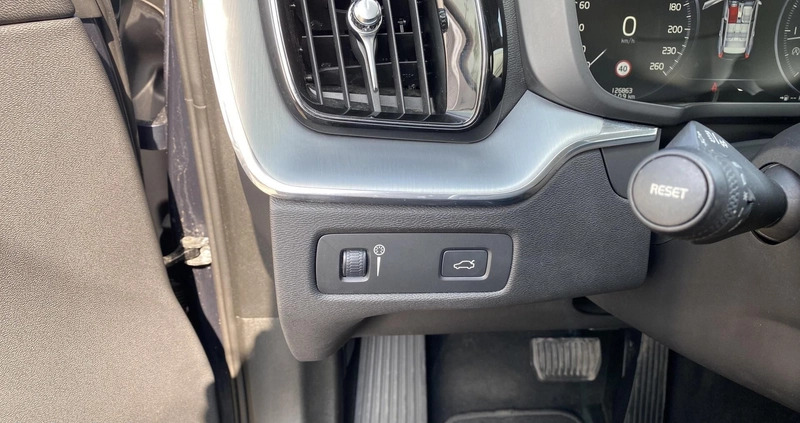 Volvo XC 60 cena 114900 przebieg: 126600, rok produkcji 2018 z Gdańsk małe 211
